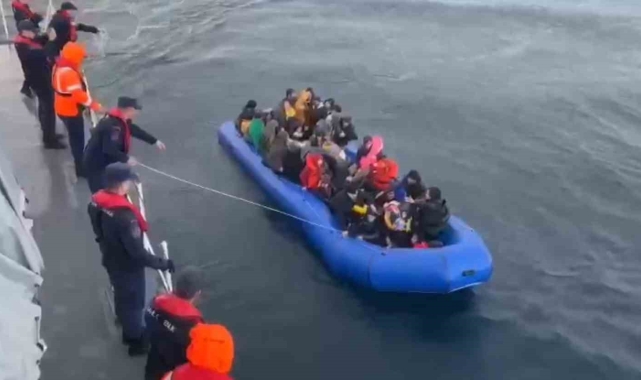 Ayvalık'ta 56 göçmen Sahil Güvenlik'ten kaçamadı
