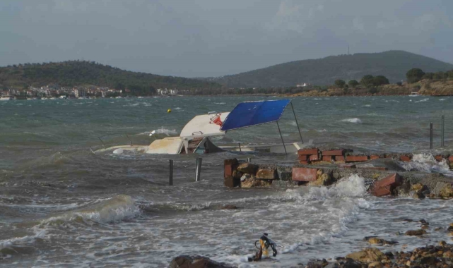 Ayvalık'ta fırtına hayatı felç etti