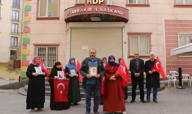 Baba ile anne kaçırılan çocukları için HDP önünde evlat nöbetine katıldı
