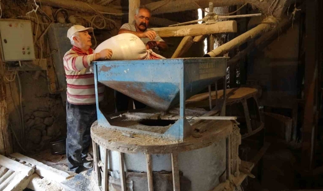 Baba mirası değirmende geleneksel yöntemle un öğütüyor