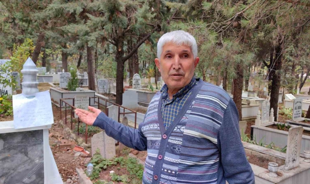 Babasının mezarından çiçek çalan hırsıza not bıraktı