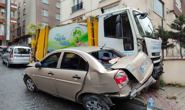 Bağcılar'da freni boşalan çöp kamyonu 7 araca çarptı, şoför araçtan atladı