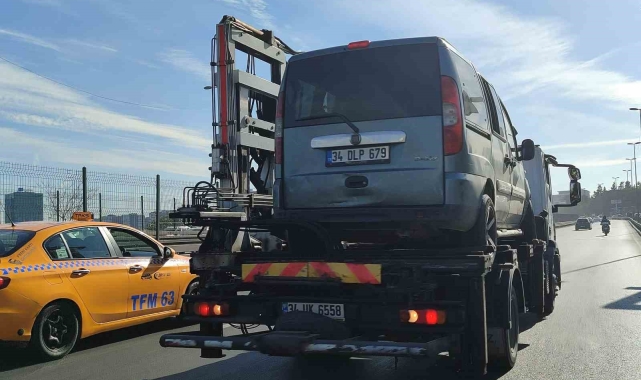 Bahçelievler E5'te araç bariyere saplandı: 1 yaralı