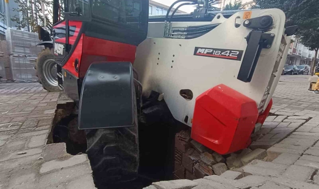 Bahçelievler'de vincin çalışma yaptığı esnada kaldırım çöktü