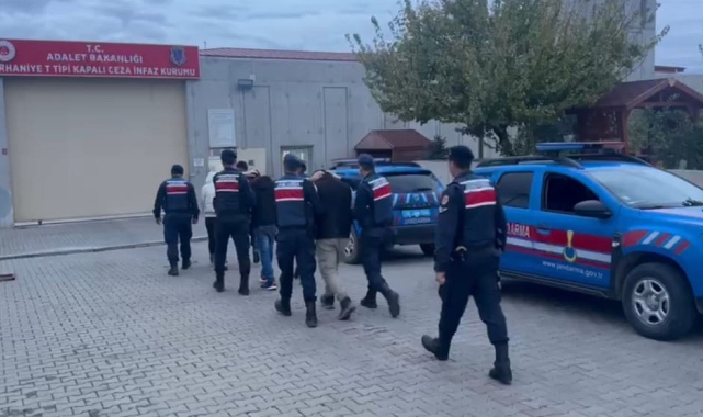 Balıkesir'de 16 düzensiz göçmen ve 3 organizatör yakalandı