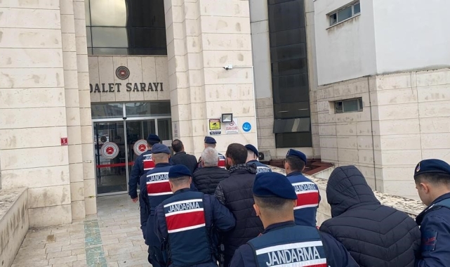 Balıkesir'de 9 düzensiz göçmen ve 6 organizatör yakalandı