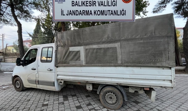Balıkesir'de düzensiz göçmenleri taşıyan 2 şahıs yakalandı