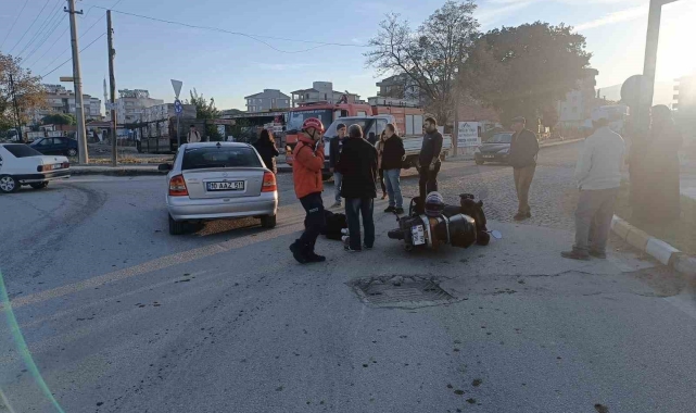 Balıkesir'de otomobil ve motosiklet çarpıştı: 2 yaralı
