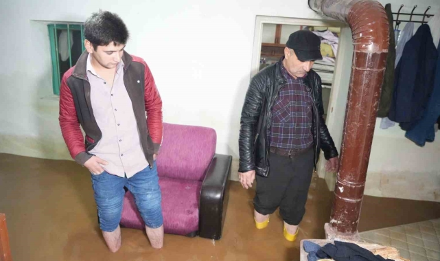 Balıkesir'de sağanak yağış ve lodos fırtınası hayatı olumsuz etkilemeye devam ediyor