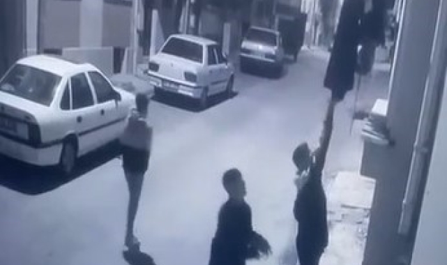 Balkonda asılı çamaşırları çalarak kaçtılar