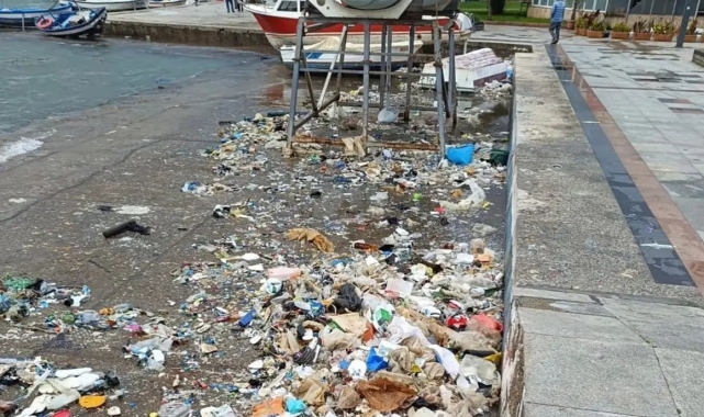 Bandırma sahili çöplüğe döndü