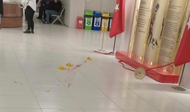Barışmak istemeyen eşini dava öncesi adliyede bıçakladı