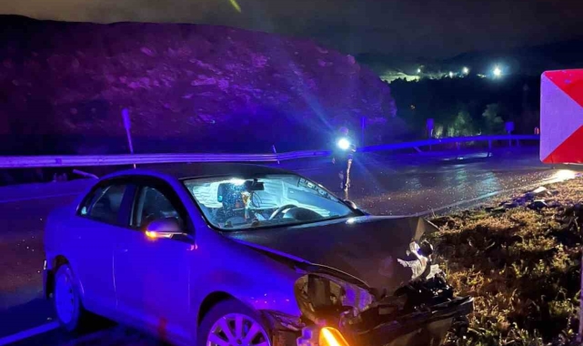 Bariyere çarpıp hurdaya dönen otomobilde 5 kişi yaralandı