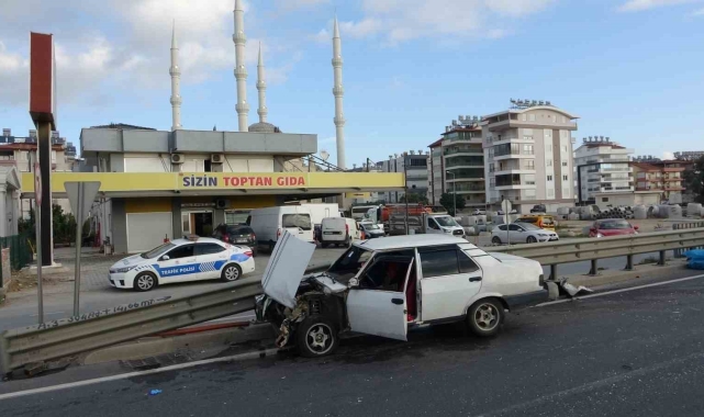 Bariyerlere çarpan otomobil yola fırlayan sürücüsünü ezdi