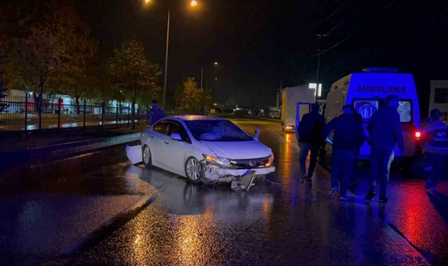 Bariyerlere çarpan otomobilde 5 kişi yaralandı