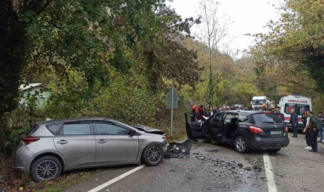 Bartın'da iki otomobil kafa kafaya çarpıştı: 1 ölü, 5 yaralı