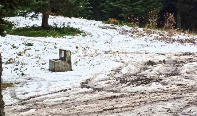 Bartın'da sahilde fırtına, yüksek kesimlerde kar etkili oldu