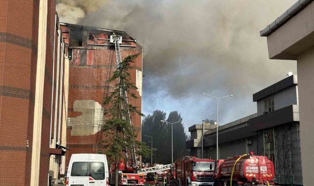 Başakşehir'de 6 katlı bir iş merkezinin ayakkabı imalathanesinde yangın çıktı