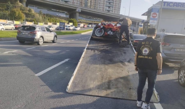 Başakşehir'de abartı egzozla çevreye rahatsızlık veren motosikletliler mobil okul timlerine yakalandı