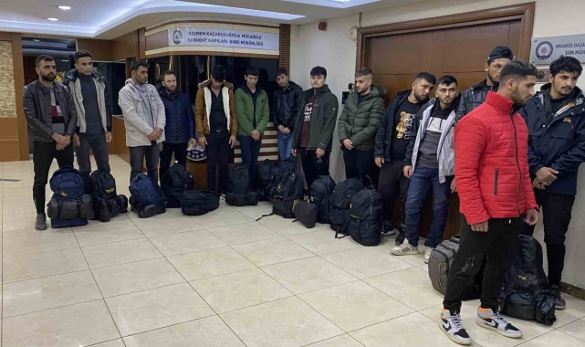 Başakşehir'de polisin takibinde olan 20 kaçak göçmen yakalandı