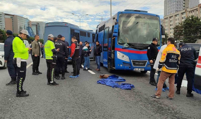 Basın Ekspres Karayolu'nda cezaevi aracı yolun karşısına geçen yayaya çarptı
