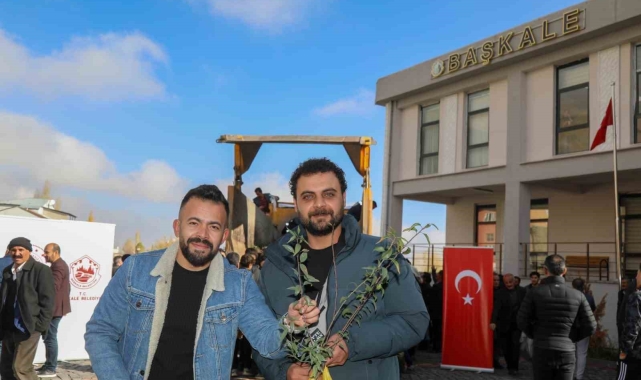 Başkale'de 10 bin badem ve ceviz fidanı dağıtıldı