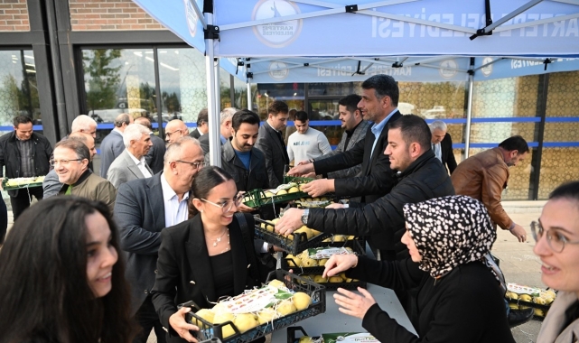 Başkan Kocaman meclis üyelerine ayva dağıttı