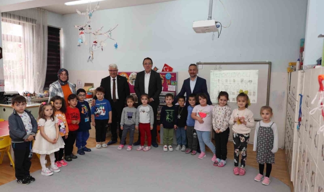 Başkan Savran ilkokul öğrencilerinin açtığı sergiyi gezdi