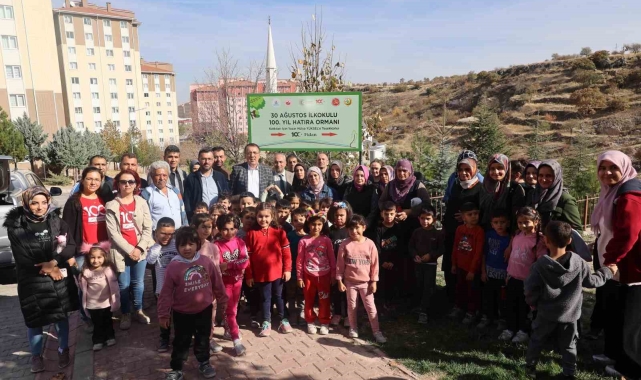 Başkan Savran, öğrenciler ile birlikte fidan dikti
