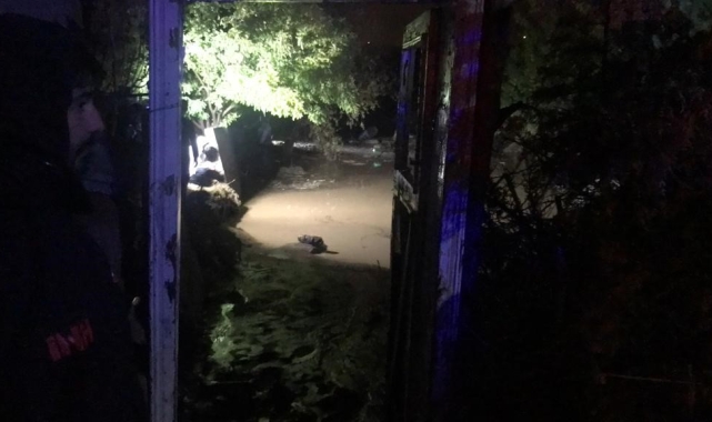 Batman'da sağanak nedeniyle kerpiç ev çöktü: Anne bulundu, 3 çocuğu kayıp