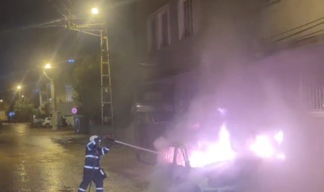 Batman'da seyir halindeki otomobil alev alev yandı