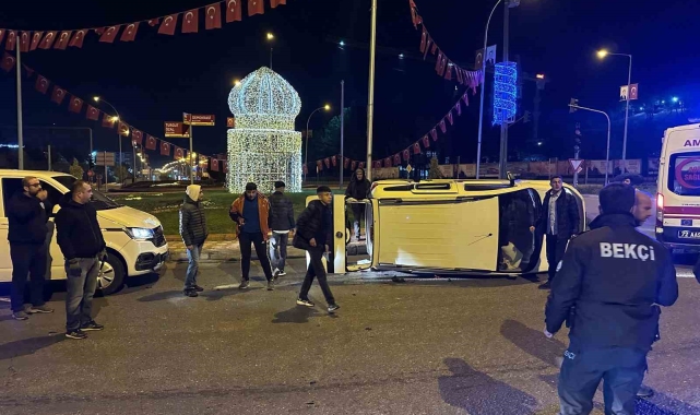Batman'da sürücünün kontrolünden çıkan otomobil yan yattı: 2 yaralı
