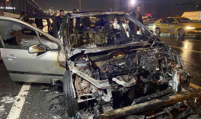 Bayrampaşa'da kına gecesinden dönen iki arkadaşın otomobili alev alev yandı