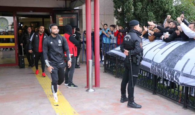 Beşiktaş kafilesi, Samsun'da çiçeklerle karşılandı