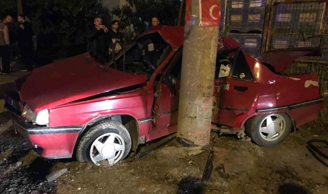 Beton direğe çarpan otomobil kağıt gibi ezildi: 1 ölü