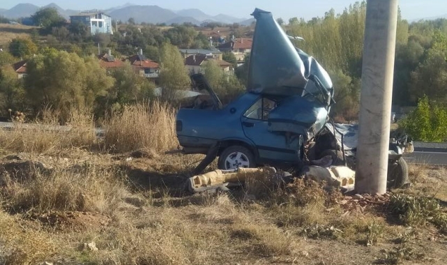 Beton direğe çarpan otomobilin sürücüsü ağır yaralandı