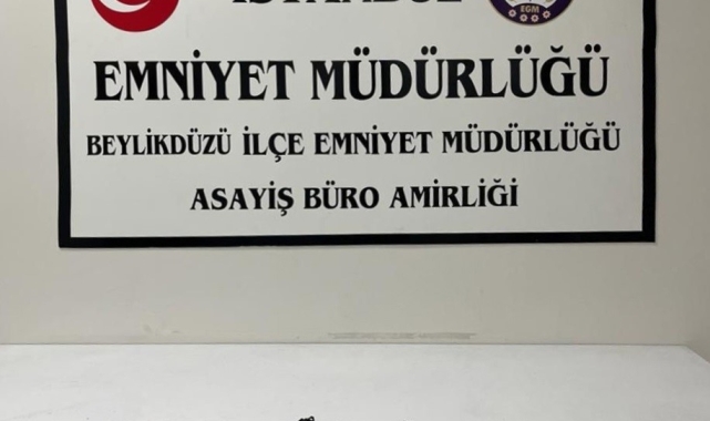 Beylikdüzü'nde bir grup gencin havaya ateş açtığı anlar kamerada
