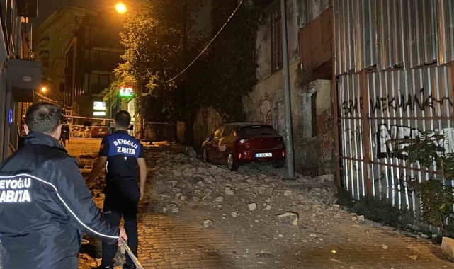 Beyoğlu&#039;nda metruk binadan dökülen taşlar park halindeki 3 aracı pert etti