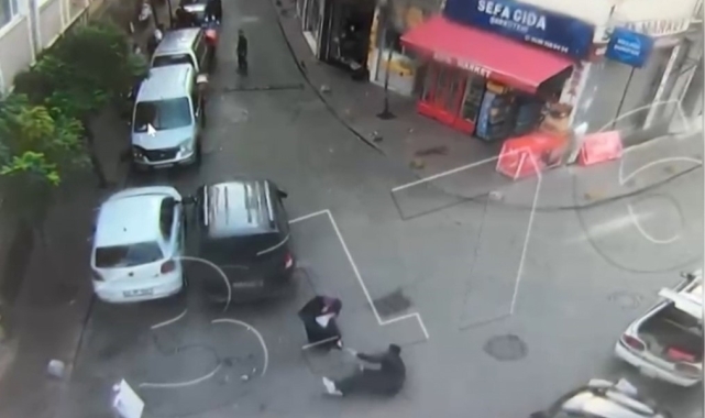 Beyoğlu'nda sokak ortasında çatışma kamerada