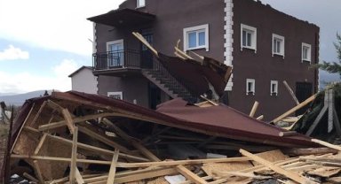Beyşehir'de fırtınada evlerin çatısı uçtu