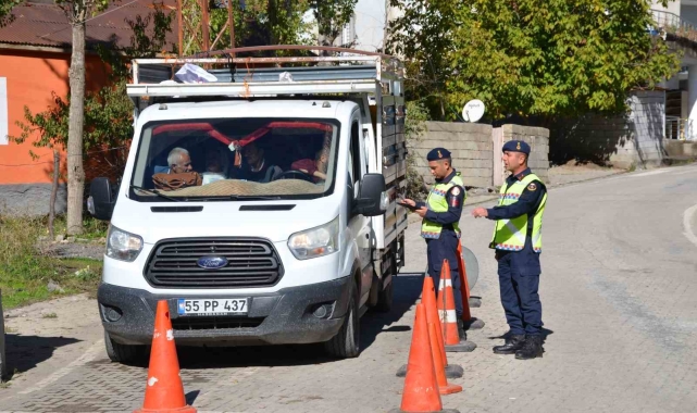 Beytüşşebap'ta jandarma ekipleri sürücüleri kemer takma konusunda uyardı