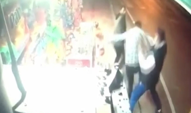 Bıçakla çevreye zarar verdi, gençlerden kaçamadı