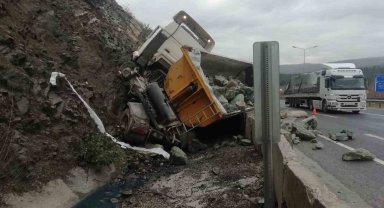 Bilecik'te taş yüklü kamyon devrildi; 1 hafif yaralı
