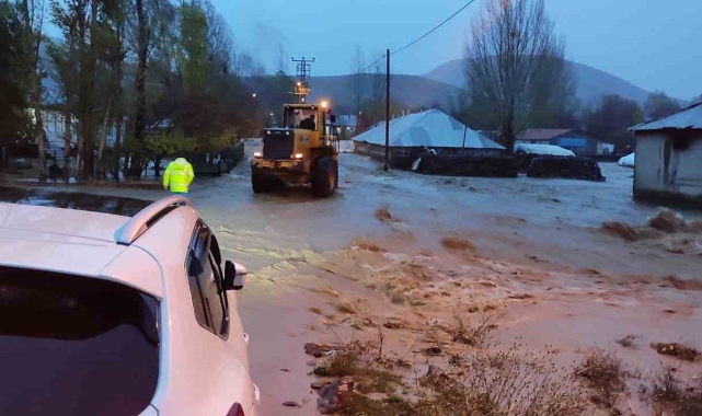 Bingöl'de selde mahsur kalan 2 çoban ve 30 hayvan kurtarıldı