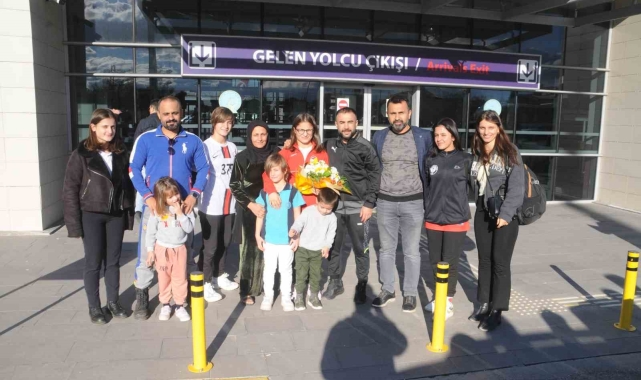 Boksta Avrupa 2.'si olan milli sporcu Yalgettekin, Cizre'de çiçeklerle karşılandı