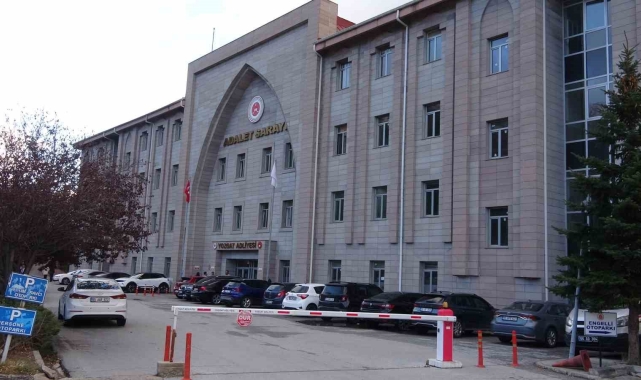 Boşanma aşamasındaki karısını öldüren sanığın yargılanması başladı