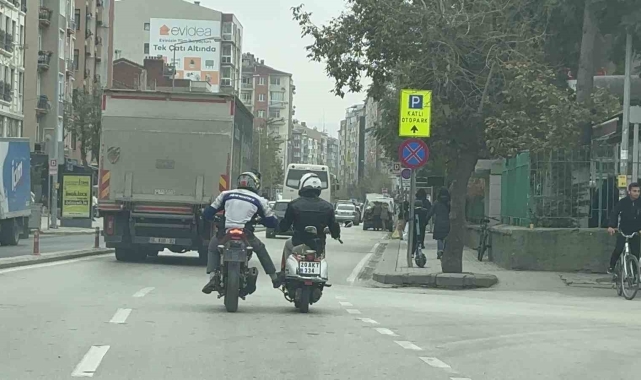 Bozulan motosikleti ayağıyla ittirerek götürdü