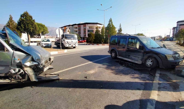Buharkent'te 2 araç çarpıştı: 3 yaralı