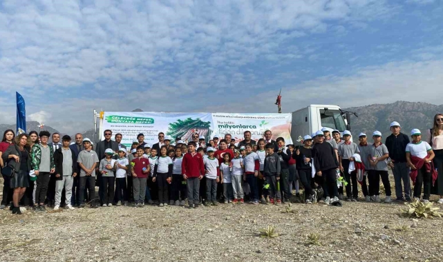 Buharkent'te ağaç fidanları toprakla buluştu
