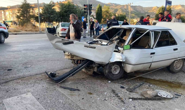 Burdur'da iki otomobil çarpıştı: 3 yaralı